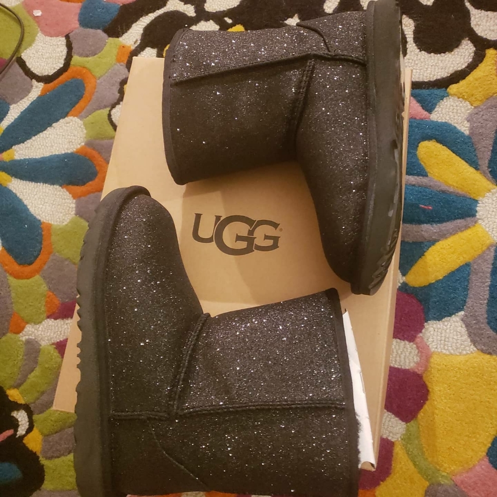 UGGS - Picture 2 of 4